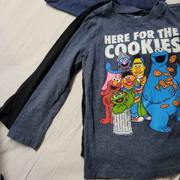 Two Old Navy Boys long sleeves T-shirts Size 4T - Picture 4 of 6